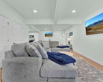 Heart of LG Village Gem #1. Pet friendly. Steps to Lake, Beach, Shepherds Park - Lake George - Living room