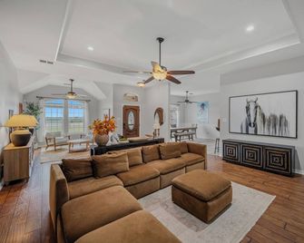 Horse-Friendly Retreat/Sleeps 12/Near Tarleton! + Game Room! - Stephenville - Budova