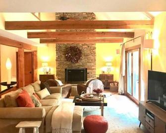 Upscale Catskill Home W/Jacuzzi - Catskill - Living room