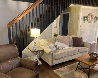 Cozy Mountain Cottage w/ Hot Tub & Porch Swing Bed - Mentone - Living room