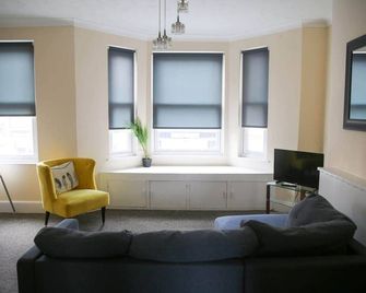 Contemporary 2 Floor Flat with Sea Views! - Lowestoft - Вітальня