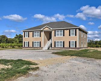 Cozy Cape Charles Apartment Walk to Beaches! - Cape Charles - Building