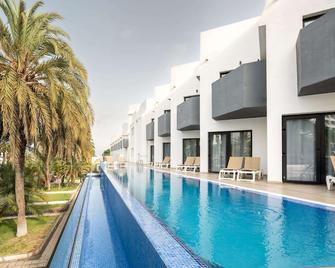 أليجريا بارانكو - بلايا دي لاس الأمريكتين - حوض السباحة