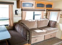 Bonanza Camping Resort - Wisconsin Dells - Living room