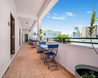 Room 9: Sleek and Serene Stay in San Juan - San Juan - Balcón