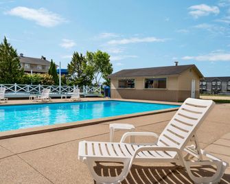 Days Inn by Wyndham Fredericton - Fredericton - Uima-allas