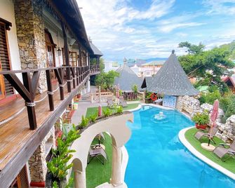 Tropicana Castle Dive Resort - Puerto Galera - Pool