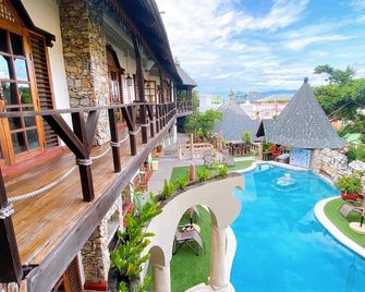 Tropicana Castle Dive Resort - Puerto Galera - Pool