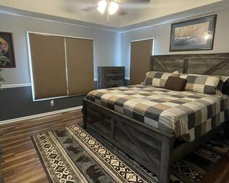 Beautiful Waterfront Home on Watauga River - Elizabethton - Bedroom