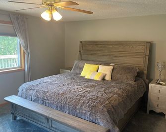 Watkins Lake House With large Lot and Dock - Watkins - Bedroom