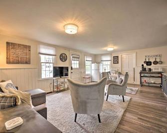 Romantic Country Apt by Lake Erie and Wineries! - Westfield - Living room