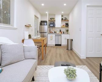 Molivu Homes 3br - Newly Remodel, Kingbed, Yard, Gym - San Jose - Living room