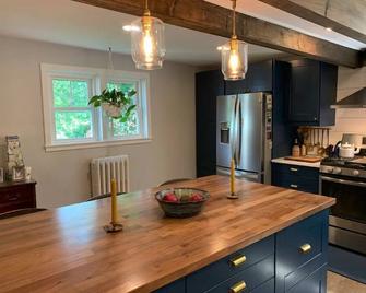In the heart of town, a modern farmhouse - Middlebury - Kitchen