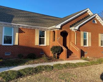 Roomy and Cozy 3-bedroom home in Chesapeake near everything. - Chesapeake - Будівля