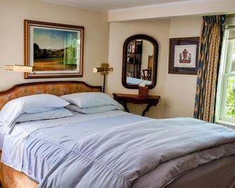 Garden Apartment Located in a Wonderful Old Victorian Home - Alameda - Bedroom