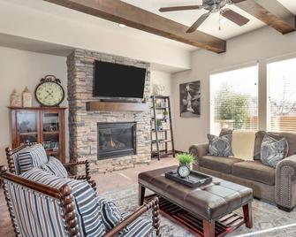 Lost Springs @ Coral Ridge Resort 3 Bedroom Townhouse by RedAwning - Washington - Living room
