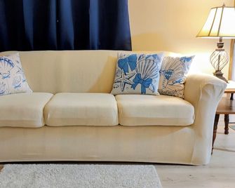 Sunset Shack! Cozy 2-bedroom in beautiful Zephyrhills -near the best of Florida! - Zephyrhills - Living room