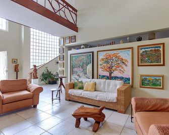 Spacious Art-Deco Guest House - Kingston - Olohuone