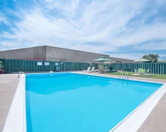 Days Inn by Wyndham West Rapid City - Rapid City - Piscina