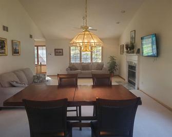 Private home lots of space to relax 10min from Madison, Epic, MilitaryRidgeTrail - Verona - Living room