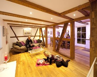 Cozy vacation home with whirlpool tub and balcony - Rothenburg ob der Tauber - Wohnzimmer