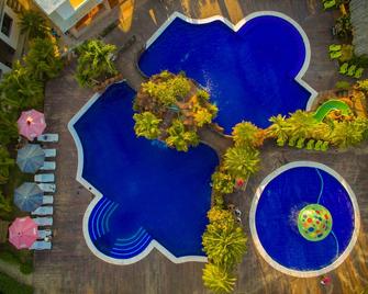 Hacienda San Vicente - Flores - Piscina