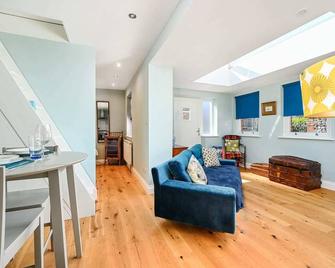 Host & Stay - Blue Bolthole on Vicarage Lane - Rottingdean - Living room