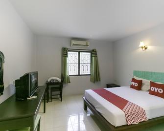 OYO 75392 Phachuen Resort - Sattahip - Bedroom