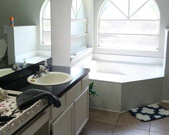 Love Nest--Newly Renovated Sleeps 7--Close To Downtown, Airport & Attractions - Casselberry - Bathroom