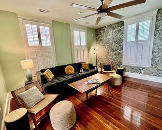 Downtown Macon Cottage Walking Distance to Dining & Music Venues. 2 King Beds. - Macon - Living room