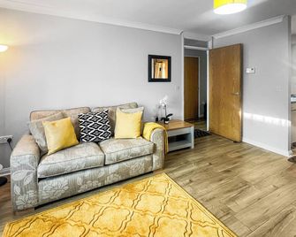 Stylish Apartment Near Heathrow, Skyline Views - Feltham - Living room