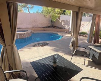 Clean, Comfortable 4bedroom House With Pool & Jacuzzi,gameroom Near Everything! - Las Vegas - Pool