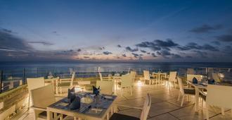 Hotel Ocean Grand at Hulhumale - Malé - Varanda