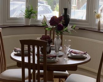 Spacious Homestay London - Erith - Dining room