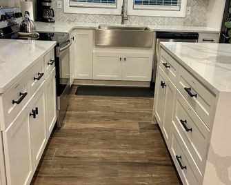 Sleeps 10! Brand new kitchen & main bathroom! Highly sought after 4bd,3ba. - Smyrna - Kitchen