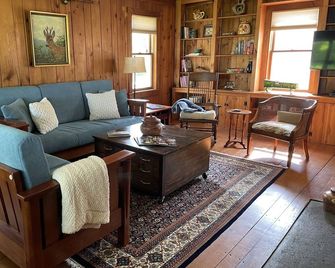 Quintessential 1860's Berkshire farmhouse with mountain views on 30 acres. - Becket - Sala de estar