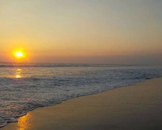 Cozy Beach House in front of the ocean with a private outdoor pool! - San Luis Talpa - Playa