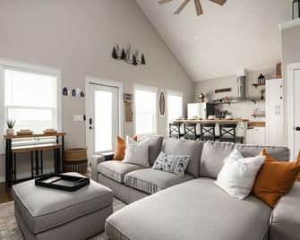 New Beach Villa | Cozy Living | Steps to the beach - Gilchrist - Sala de estar