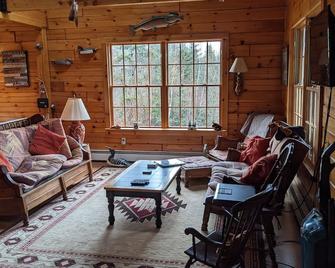 Get Away at this Cozy Escape in the Woods! - Machias - Living room