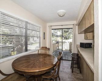 Charming 2 Bedroom Beach Apt Walk To The Beach - Indian Rocks Beach - Dining room