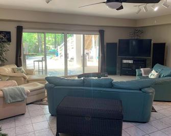 Sunset Serenity / Kayaks Included / Beach Fire Pit / Pier Fishing - Mooresville - Living room