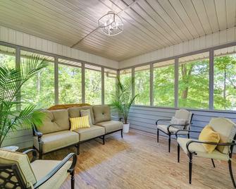 Seasonal Beach and Boat Dock Lake Hartwell Home! - Anderson - Living room