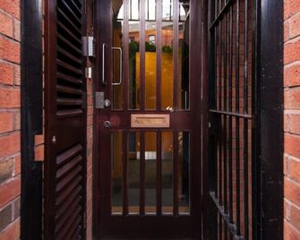 Russell Scott Backpackers Hostel - Leeds - Hallway