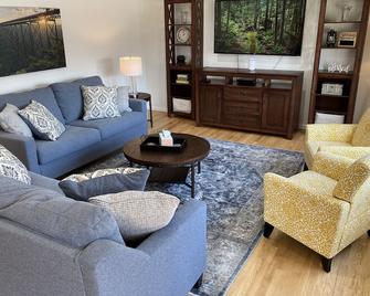 Traveler’s Rest » Beautifully-Renovated Retreat - Beckley - Living room
