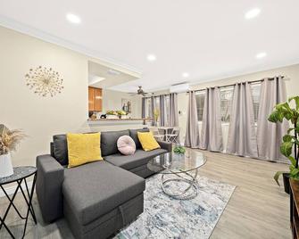 Cozy & Serene ~ 12mins to Downtown LA - Alhambra - Living room
