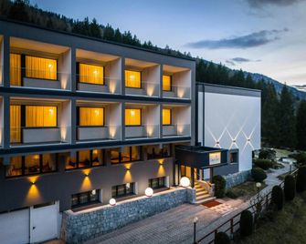 Hotel Garden - Mezzana - Rakennus