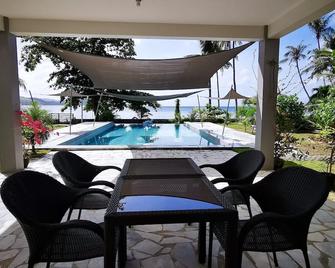 Sunset Cove Beach & Dive Resort - Romblon - Piscina