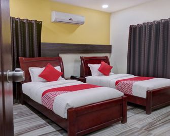 Hotel O Ruma Near Nampally Railway Station - Hyderabad - Bedroom