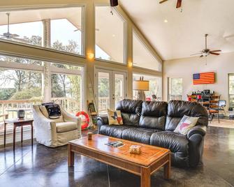 Franklin Home w/ Water Views: Outdoor Dining Area! - Franklin - Living room