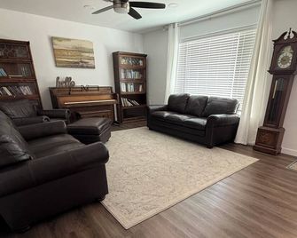 Newly remodeled spacious 4bed/3 bath with self check-in - Safford - Wohnzimmer